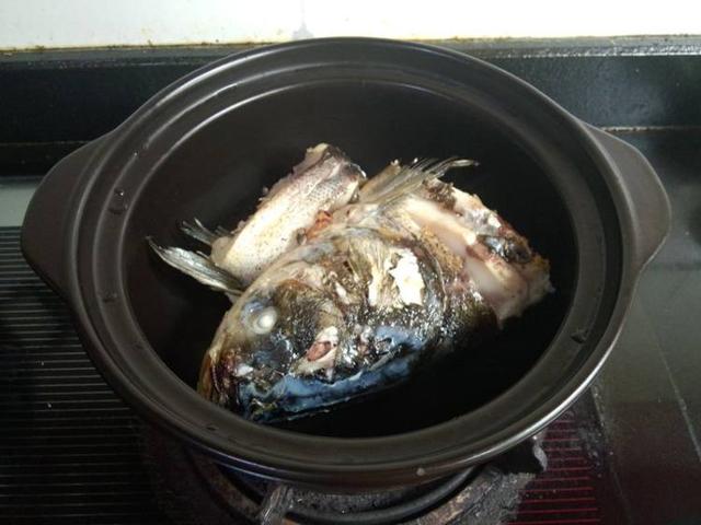 鲢鱼头的做法 鲢鱼头炖腊肉豆腐汤的做法，自己在家轻松几步就可以炖鲢鱼头炖腊肉豆腐汤！