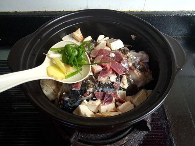 鲢鱼头的做法 鲢鱼头炖腊肉豆腐汤的做法，自己在家轻松几步就可以炖鲢鱼头炖腊肉豆腐汤！
