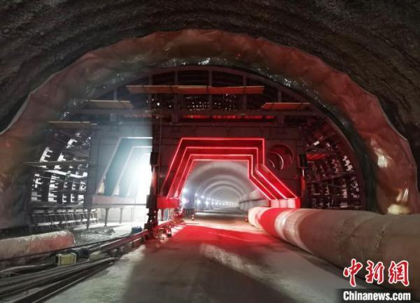 连接两广重要通道浦清高速建设提速 两条隧道同日贯通